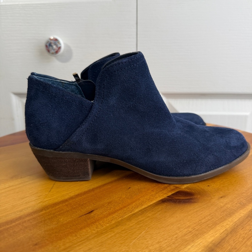 Crown & Ivy blue leather pull on ankle booties size 6